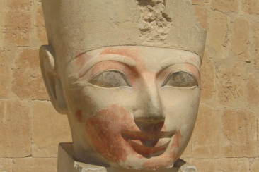 tete d une statue se trouvant au temple d hatchepsout deir el bahari egypte