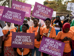 Des manifestant.es contre les mutilations génitales féminines devant l'Assemblée nationale à Banjul, le 18 mars 2024. @ MUHAMADOU BITTAYE / AFP