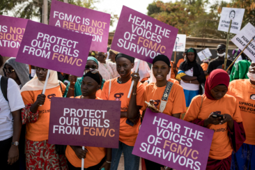 Des manifestant.es contre les mutilations génitales féminines devant l'Assemblée nationale à Banjul, le 18 mars 2024. @ MUHAMADOU BITTAYE / AFP