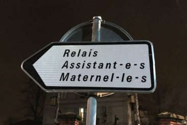 Chabe01 wikimediaPanneau Relais Assistant Maternel Ecriture inclusive rue Dalayrac Fontenay Bois 1