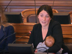L’élue éco­lo­giste Léa Vasa a sié­gé avec son nouveau-​né au Conseil de Paris – fevrier 2024