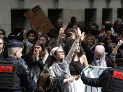 La police inter­vient à la Sorbonne pour éva­cuer des étudiant·es mobilisé·es en sou­tien à la Palestine – avril 2024