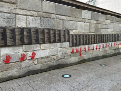 Des mains rouges taguées sur le Mémorial de la Shoah et des façades à Paris – mai 2024