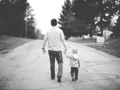 Un “devoir de visite” des pères ? La pro­po­si­tion d’Emmanuel Macron sou­lève des inter­ro­ga­tions – mai 2024