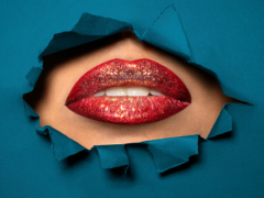 À Cannes, le fes­ti­val du Botox pose un pro­blème de repré­sen­ta­tion pour les femmes “nor­males” – mai 2024