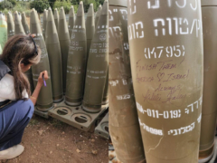 Nikki Haley pho­to­gra­phiée en écri­vant “Achevez-​les” sur un obus israé­lien – mai 2024