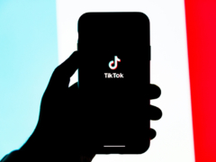 TikTok va signa­ler auto­ma­ti­que­ment les conte­nus géné­rés par l’IATikTok va signa­ler auto­ma­ti­que­ment les conte­nus géné­rés par l’IA – mai 2024
